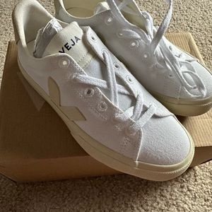 Brand new veja campos - tan and white